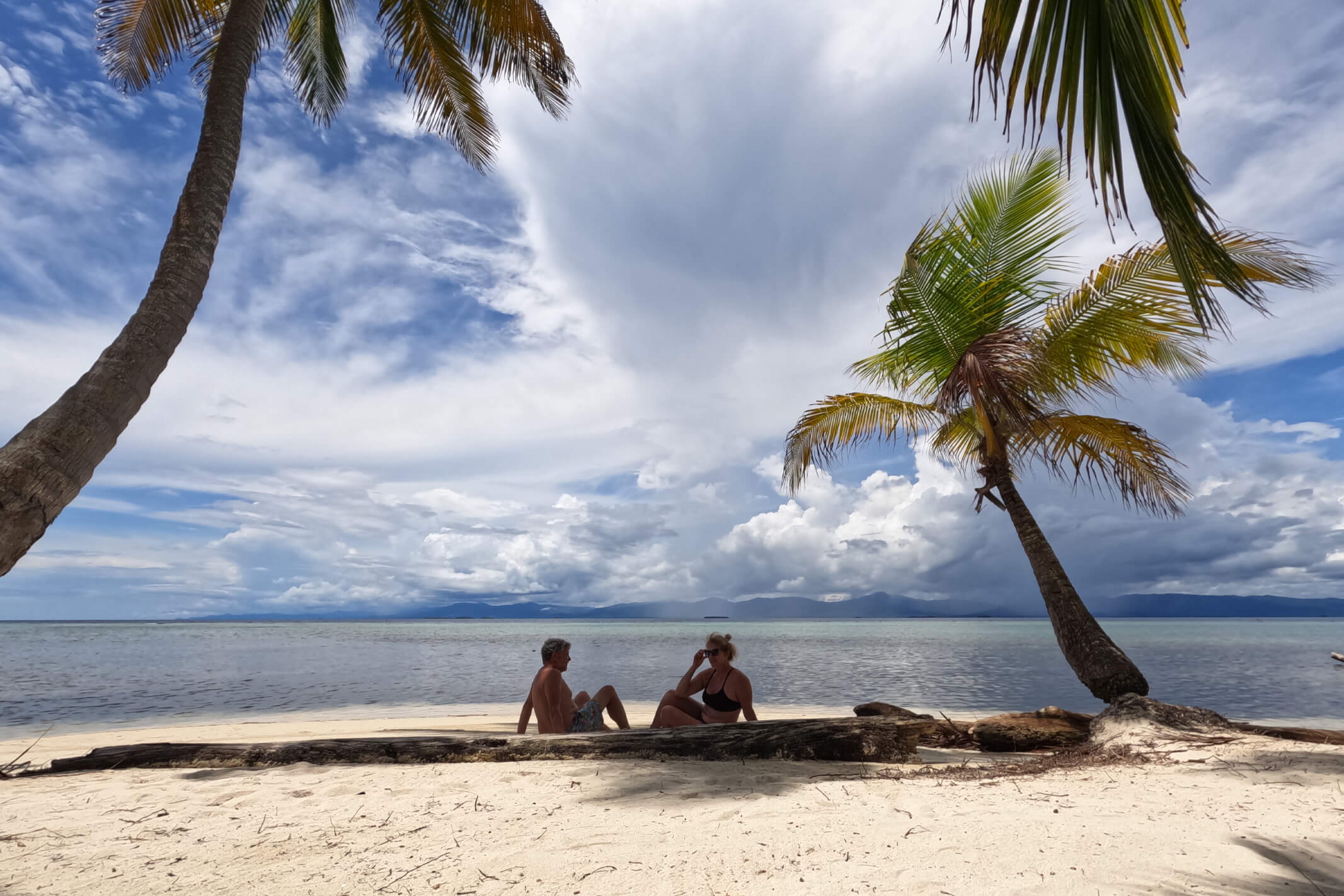 Guests relaxing on the island, Guna Yala.