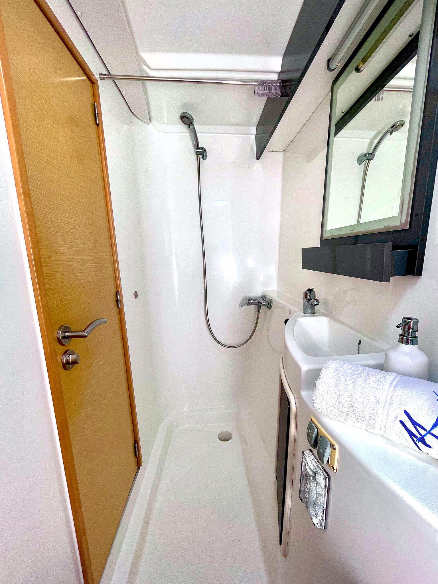 Main bathroom on Catamaran Atila with modern fixtures and fresh towels.