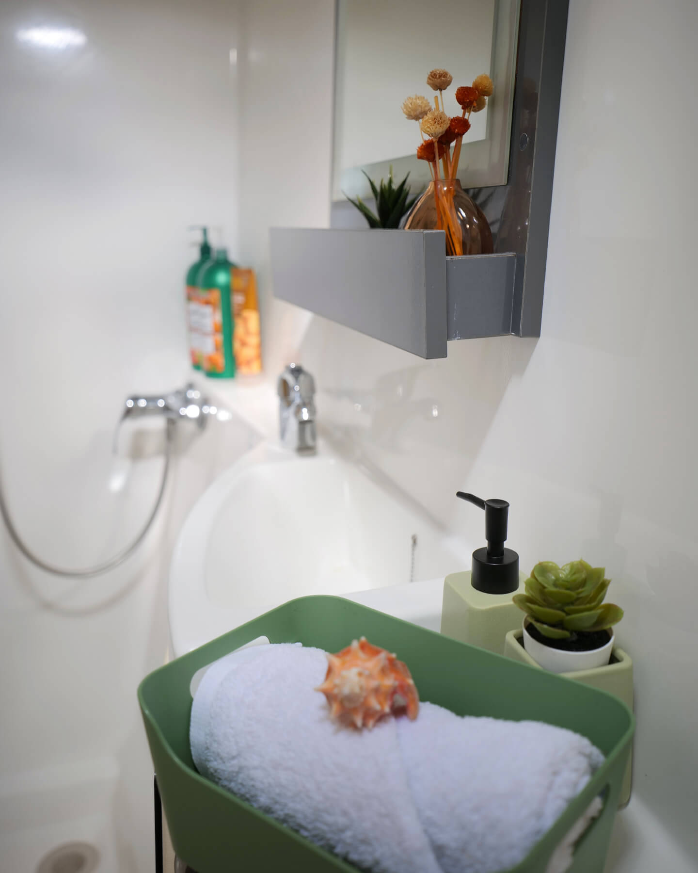 Main bathroom on Catamaran Atila with modern fixtures and fresh towels.