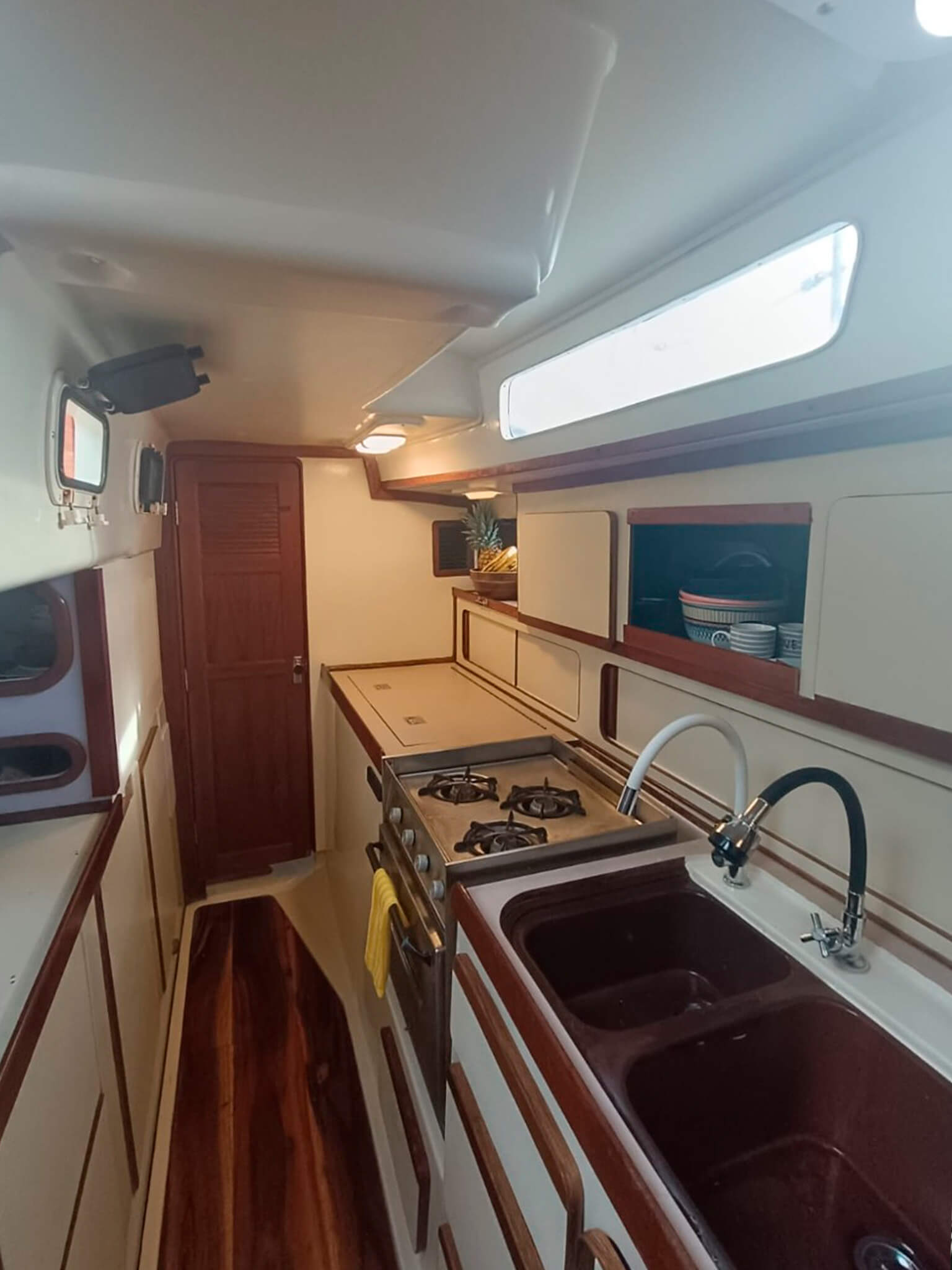 Main bathroom on Catamaran Atila with modern fixtures and fresh towels.