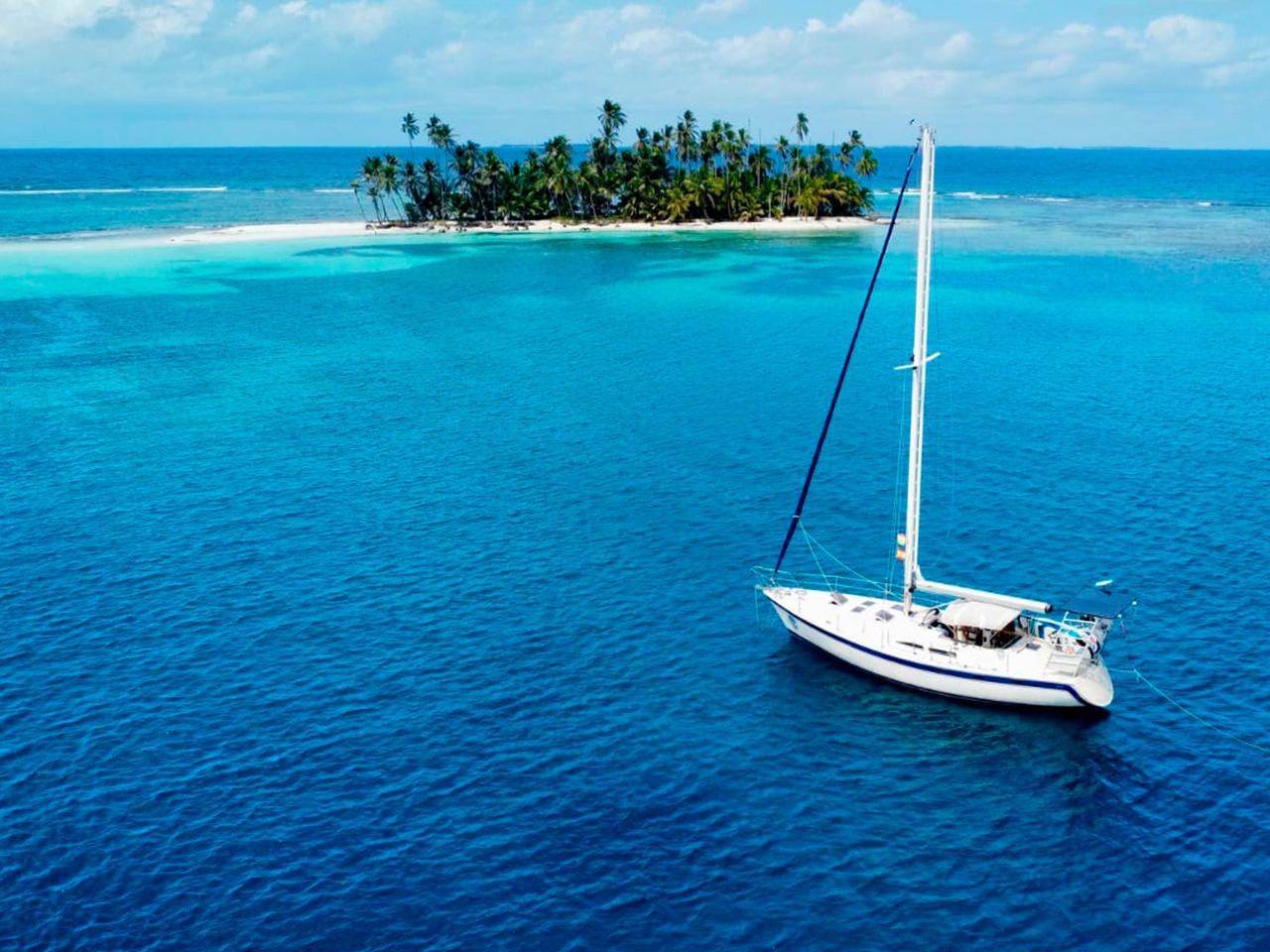 Velero Irwin 44cc disponible para charters en San Blas, hasta 4 huéspedes.